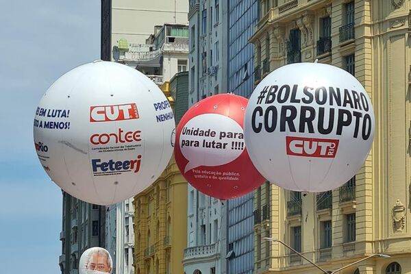 La izquierda brasileña protesta en las calles contra el Gobierno de Bolsonaro - Sputnik Mundo