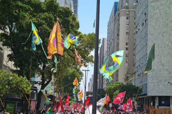 La izquierda brasileña protesta en las calles contra el Gobierno de Bolsonaro - Sputnik Mundo
