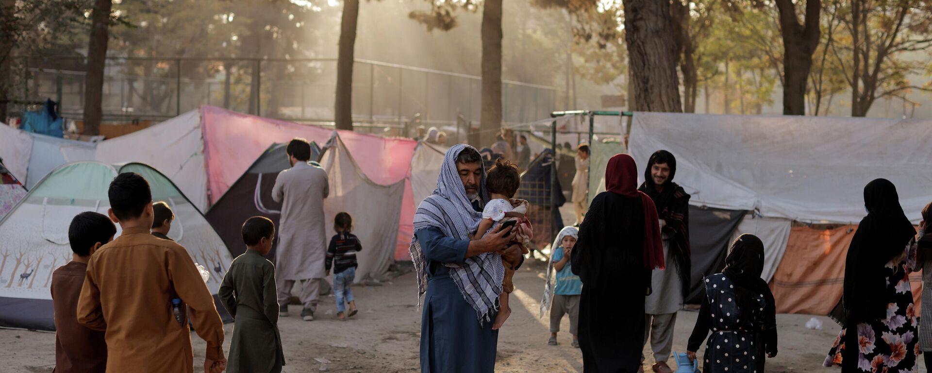Familias afganas desplazadas, que huyen de la violencia en sus provincias, cerca de tiendas de campaña en el parque Shahr-e Naw, en Kabul, Afganistán, 4 de octubre de 2021 - Sputnik Mundo, 1920, 04.10.2021