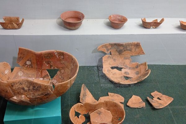 
Piezas arqueológicas tiwanakotas en el Museo Comunitario Isla Pariti  - Sputnik Mundo