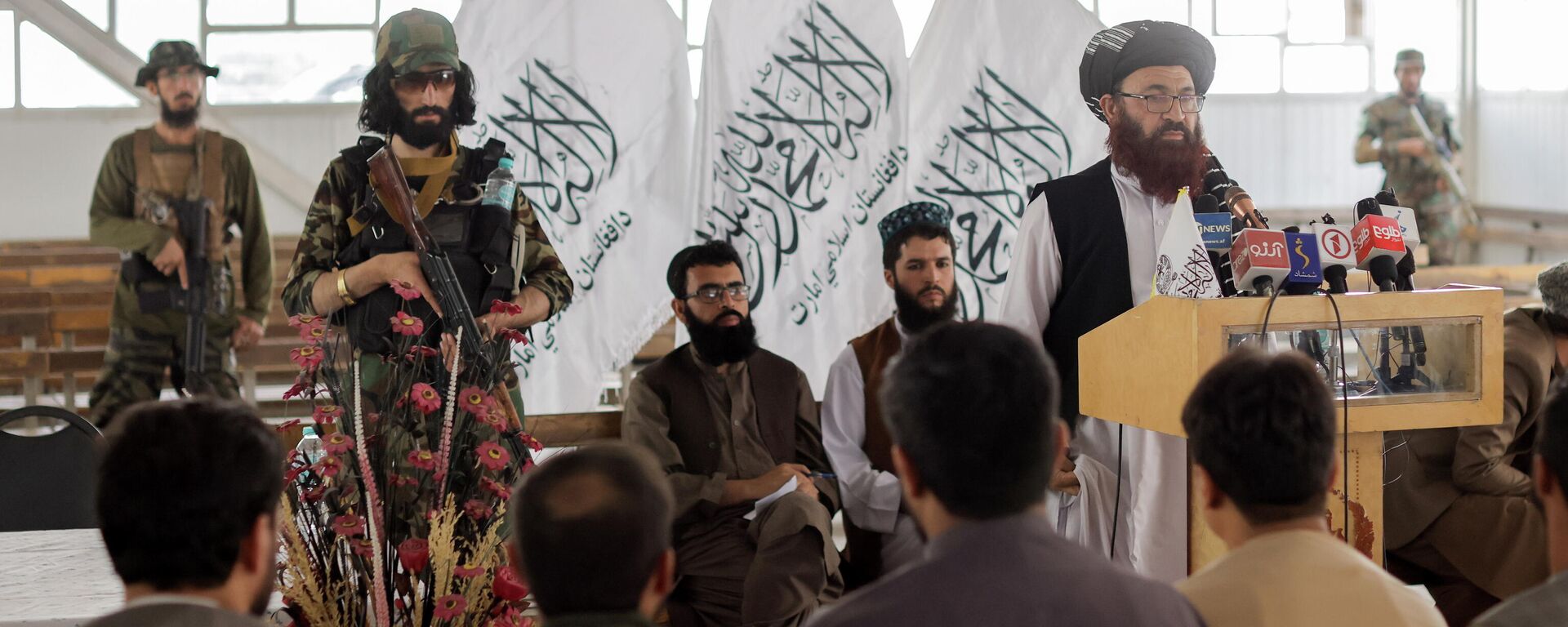 Funcionarios talibanes de Afganistán asisten a una rueda de prensa en la que anunciaron que volverán a emitir pasaportes a sus ciudadanos luego de meses de demoras que obstaculizaron los intentos de quienes intentaban huir del país, en Kabul, Afganistán, el 5 de octubre de 2021 - Sputnik Mundo, 1920, 24.10.2021