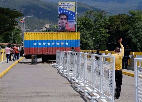 Uno de los contenedores que bloquearon la frontera entre Venezuela y Colombia. - Sputnik Mundo