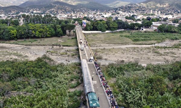 Una vista aérea del puente Simón Bolívar, ubicado en la frontera entre Colombia y Venezuela, tras su reapertura. - Sputnik Mundo