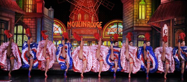Unas bailarinas del Moulin Rouge intentan romper el récord Guinness del cancán, en noviembre del 2010. - Sputnik Mundo