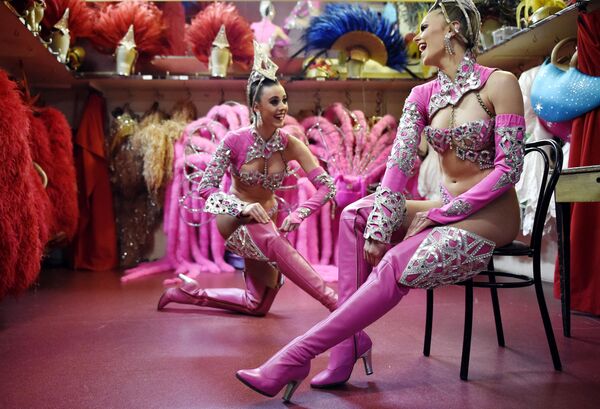 Unas bailarinas del Moulin Rouge se preparan para un espectáculo. - Sputnik Mundo
