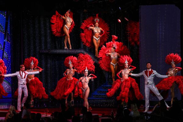 Un ensayo del primer espectáculo del Moulin Rouge tras su reapertura. - Sputnik Mundo