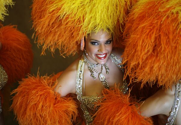 Una bailarina del Moulin Rouge toma parte en el Carnaval de Río de Janeiro. - Sputnik Mundo