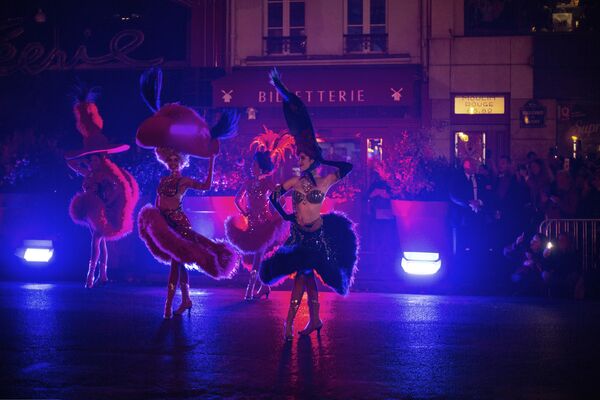 El espectáculo celebrado con motivo del 130 aniversario del cabaret parisino. - Sputnik Mundo