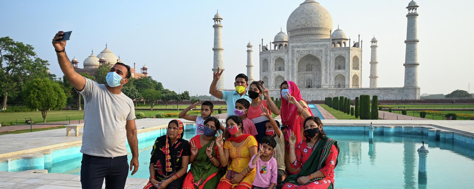 Un grupo de turistas toma fotos cerca del Taj Mahal, ciudad de Agra, India  - Sputnik Mundo, 1920, 07.10.2021