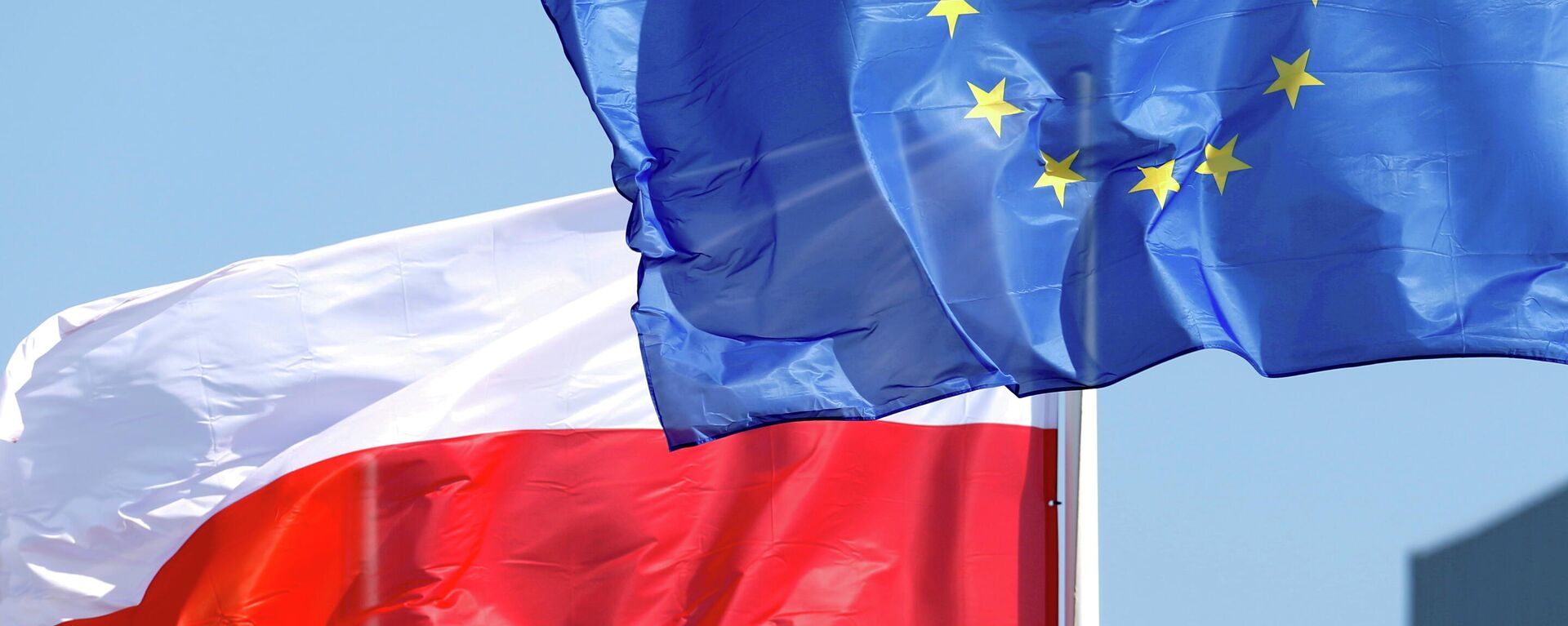 Banderas de Polonia y la UE - Sputnik Mundo, 1920, 08.10.2021