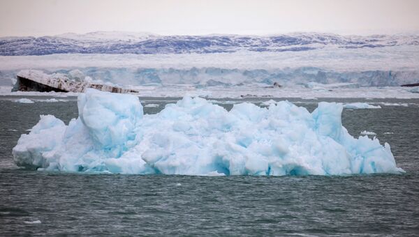 El proceso de &quot;parto&quot; de los nuevos icebergs va acompañado de un fuerte estrépito causado por la caída de los bloques al agua. - Sputnik Mundo