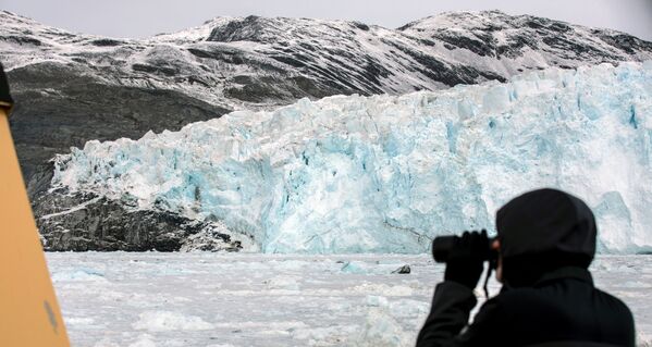 Los barcos con turistas pueden acercarse al glaciar, lo que permite observar el fenómeno del &quot;nacimiento&quot; de los témpanos de hielo al detalle. - Sputnik Mundo