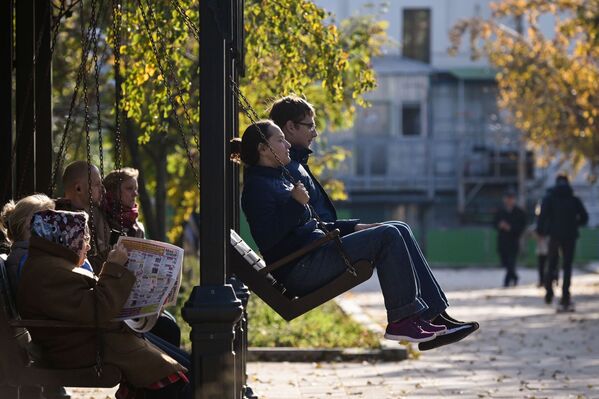 Unas personas disfrutan de un soleado día otoñal en el territorio del convento Novodevichy. - Sputnik Mundo