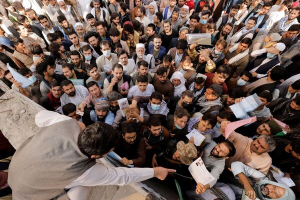 Los afganos que desean salir de su país acuden masivamente a la oficina de pasaportes recién inaugurada en Kabul. - Sputnik Mundo