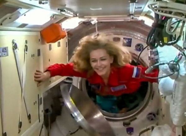 La actriz rusa Yulia Peresild llegó a la Estación Espacial Internacional (EEI) junto a un equipo de rodaje para realizar la primera película en el espacio. - Sputnik Mundo