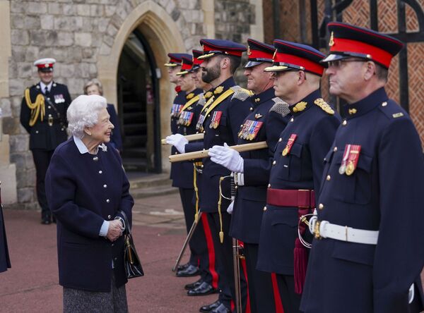 La reina Isabel II recibe a miembros del Regimiento Real de Artillería Canadiense en el castillo de Windsor, en el Reino Unido. - Sputnik Mundo