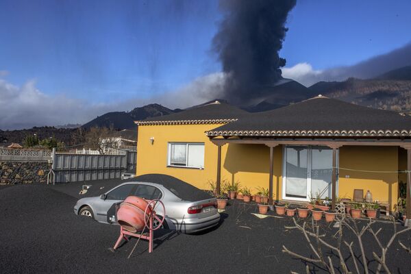 La actividad volcánica en la isla de La Palma continúa en las islas Canarias, España. - Sputnik Mundo