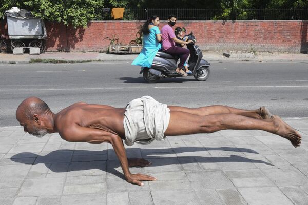 Un hombre practica yoga en un sendero en Amritsar, en la India. - Sputnik Mundo
