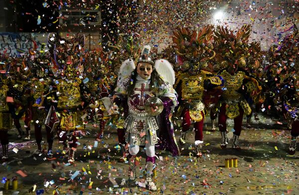 Así se llevó a cabo el Diabladazo. Una masiva concentración de bolivianos asistió a la convocatoria para reivindicar a la Diablada como danza boliviana, después de que las autoridades peruanas la declararan como su patrimonio cultural. - Sputnik Mundo