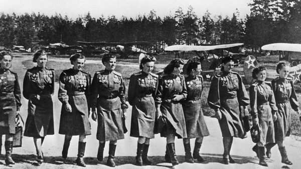 Algunas de las miembros del Regimiento Nocturno de Bombarderos de la URSS - Sputnik Mundo