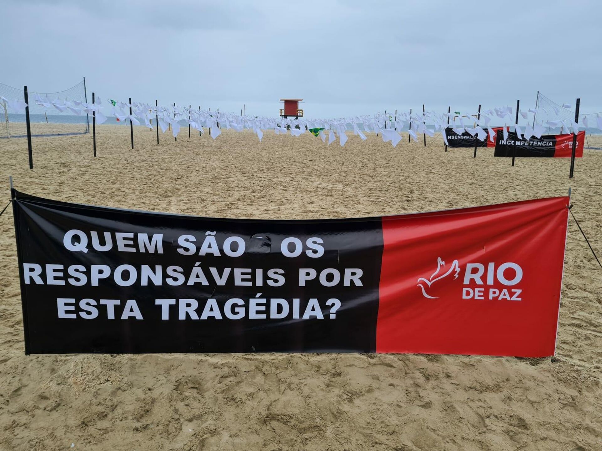 Una protesta en la playa de Copacabana de Río recuerda a las víctimas del COVID-19
 - Sputnik Mundo, 1920, 08.10.2021