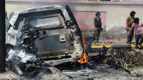 Un vehículo cargado de explosivos estalla en Adén, Yemen - Sputnik Mundo