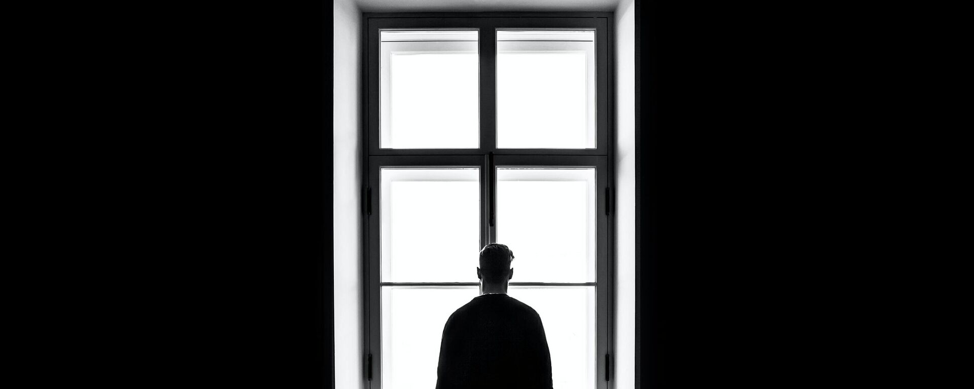 Una persona delante de una ventana en la oscuridad - Sputnik Mundo, 1920, 02.06.2022