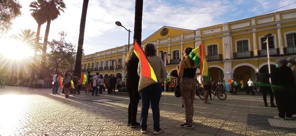 Algunas decenas de vecinas y vecinos de barrios de clase media de Cochabamba se reunieron en la plaza 14 de Septiembre. Ostentaban la bandera tricolor, ante la evidente ausencia en esta manifestación de la wiphala, el estandarte representativo de los pueblos indígenas, oficializado por la Constitución vigente.
 - Sputnik Mundo