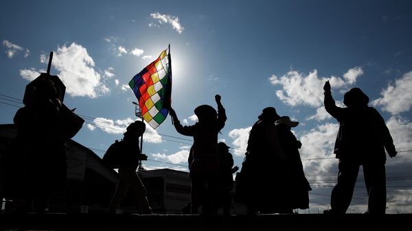 Partidarios del expresidente Evo Morales ondean una bandera de Whipala  - Sputnik Mundo