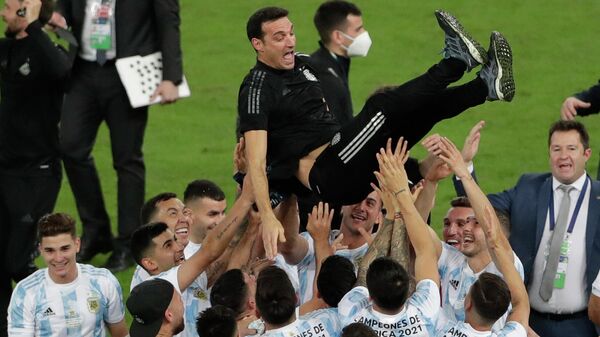 El entrenador argentino Lionel Scaloni es lanzado al aire por sus futbolistas luego de ganar la Copa América 2021 - Sputnik Mundo