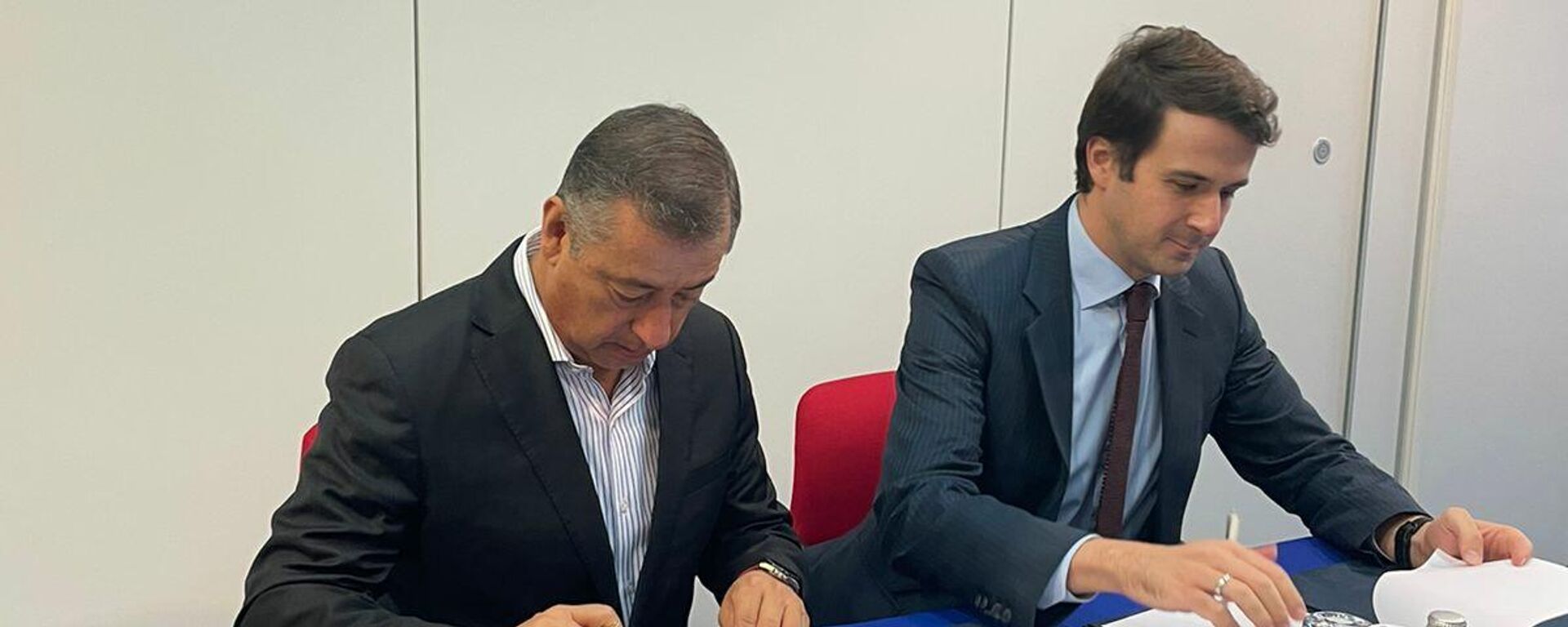 El director de Birmex, Pedro Zenteno Santella, firmando el acuerdo junto a Azer Mamedov, uno de los directores del RDIF - Sputnik Mundo, 1920, 14.10.2021