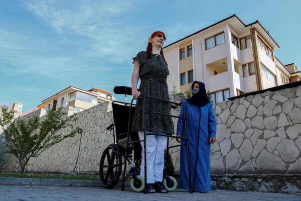 La altura récord de Rümeysa Gelgi se debe a una rara enfermedad genética, el síndrome de Weaver. Por lo general, Gelgi se mueve en silla de ruedas, pero también puede caminar con un andador, aunque sea poco tiempo. - Sputnik Mundo