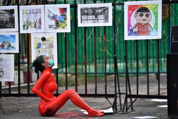 Una participante de una protesta contra el Gobierno tailandés y en apoyo a la liberación de presos políticos frente a un centro de detención en Bangkok (Tailandia). - Sputnik Mundo