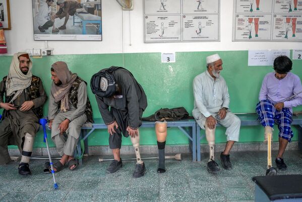 Unos miembros del movimiento talibán se prueban nuevas prótesis en el Centro de Rehabilitación del Comité Internacional de la Cruz Roja en Kabul (Afganistán). - Sputnik Mundo