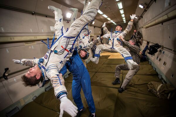 Los turistas espaciales Yusaku Maezawa y Yozo Hirano y un miembro de la tripulación de reserva, Shun Ogiso, realizan un vuelo de gravedad cero mientras entrenan en vísperas de la expedición a la Estación Espacial Internacional. - Sputnik Mundo