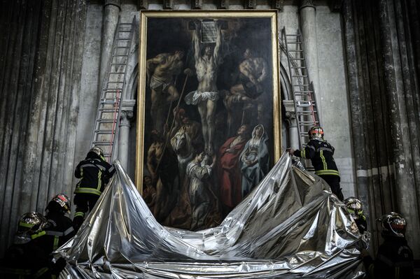Unos bomberos durante un ejercicio de conservación de obras de arte en la catedral de San Andrés en Burdeos (Francia). - Sputnik Mundo
