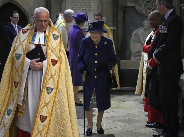 La reina Isabel II llega a la Abadía de Westminster para una misa con motivo del centenario de la Legión Real Británica, en Londres (Reino Unido). - Sputnik Mundo