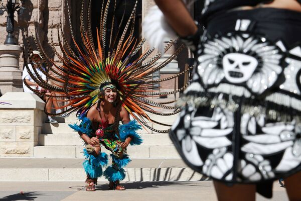 Los bailarines del grupo Danza Azteca Guadalupana actúan cerca del Capitolio de Austin, Texas para celebrar el Día de los Pueblos Indígenas en EEUU. - Sputnik Mundo