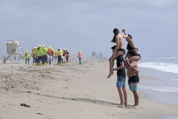 La playa de Huntington Beach, California (Estados Unidos), cerca de donde ocurrió un derrame de petróleo. - Sputnik Mundo