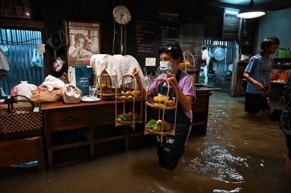 Un café en Nonthaburi, a 20 kilómetros al norte de Bangkok, tras la inundación del río más grande de Tailandia, el Chao Phraya. - Sputnik Mundo