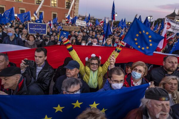 Unos partidarios de la Unión Europea en un mitin en Varsovia (Polonia) tras la decisión del Tribunal Constitucional polaco de que la ley nacional tiene prioridad sobre la ley de la Unión Europea en el país. - Sputnik Mundo