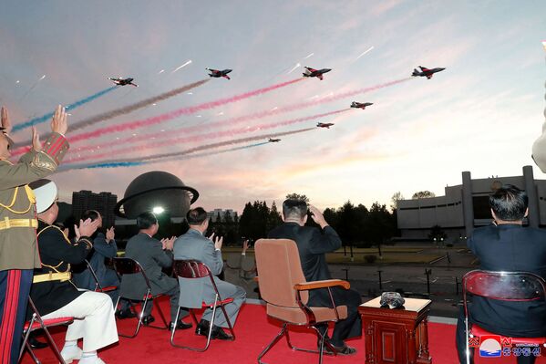 El líder norcoreano Kim Jong-un observa un vuelo de demostración de pilotos en la apertura de la exposición Autodefensa 2021 en Pyongyang (Corea del Norte). - Sputnik Mundo