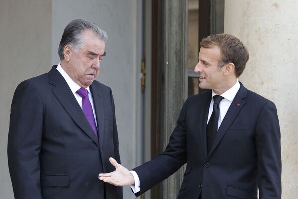 El presidente francés, Emmanuel Macron, da la bienvenida al presidente de Tayikistán, Emomali Rahmon, en el Palacio del Elíseo en París (Francia). - Sputnik Mundo