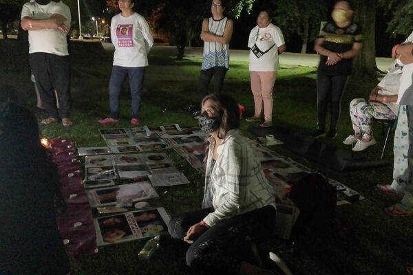 Las familias comparten un momento de reflexión y escucha durante la noche, al terminar una de las jornadas de trabajo de la sexta Brigada Nacional de Búsqueda de personas desaparecidas en Morelos. - Sputnik Mundo