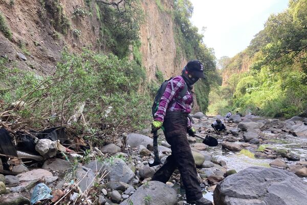 Juana Garrido, hermana de Viviana Garrido, desaparecida el 30 de noviembre de 2018 en Ciudad de Mexico, busca indicios de restos óseos en el lecho del río Cuautla, en Yecapixtla, Morelos. - Sputnik Mundo