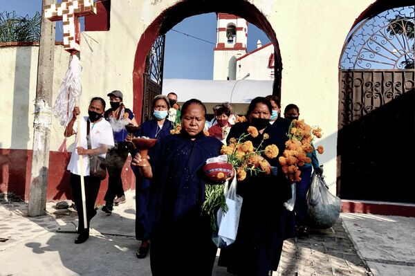 La comunidad de la Parroquia San Nicolás de Bari comienza una procesión al panteón de Tetelcingo, donde fueron exhumados 117 cuerpos en 2016, que habían sido enterrados clandestinamente por la Fiscalía de Morelos en años previos. - Sputnik Mundo