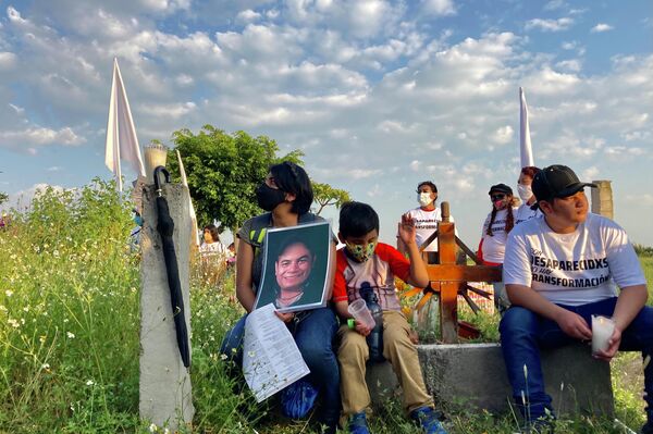 Familias de Morelos participan de la ceremonia en el panteón de Tetelcingo, Morelos, exigiendo la identificación de todas los cuerpos exhumados allí en 2016 y que continúa pendiente.  - Sputnik Mundo