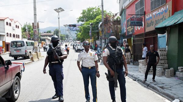 Policía en una calle de Puerto Príncipe, Haití - Sputnik Mundo