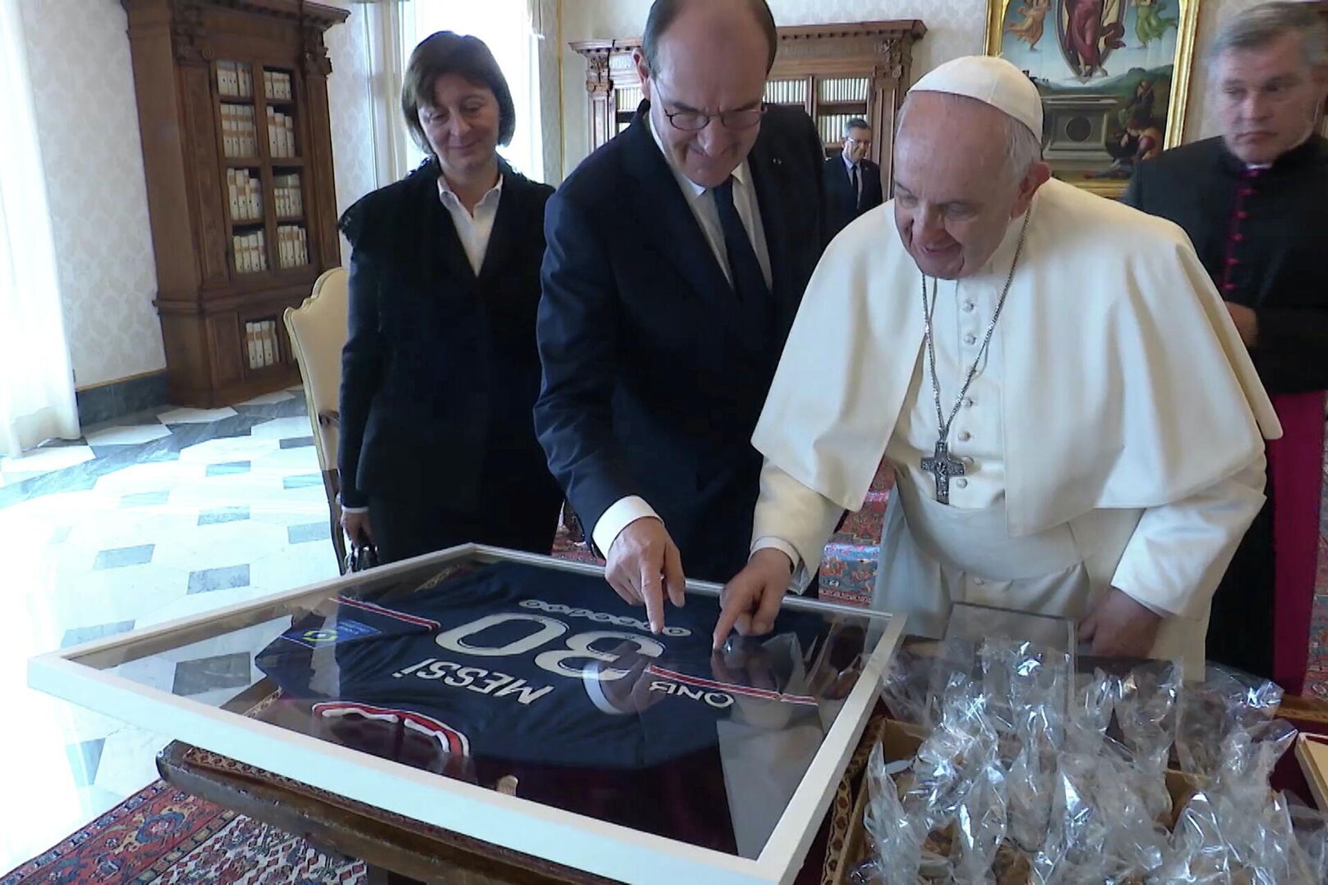 El primer ministro francés Jean Castex regala al papa Francisco una camiseta firmada por Messi - Sputnik Mundo, 1920, 18.10.2021