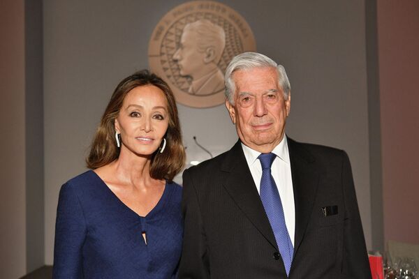 Isabel Preysler: La madre de Enrique Iglesias y la pareja actual de Mario Vargas Llosa tiene 70 años. - Sputnik Mundo